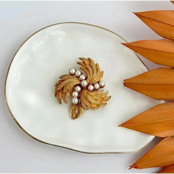Vintage Gold Tone Leaf & Faux Pearl Pinwheel Brooch - Picture 3 of 8